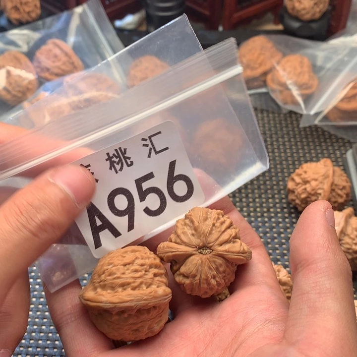 文玩核桃吊坠招财公子