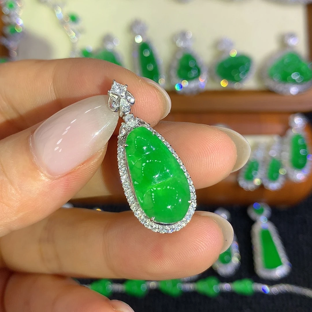 翡翠18K金镶嵌颈饰豆子