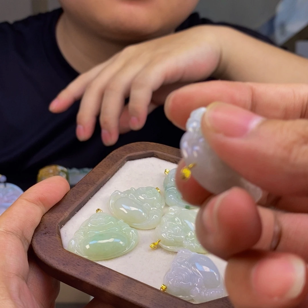 翡翠未镶嵌颈饰佛公 多样性发其一