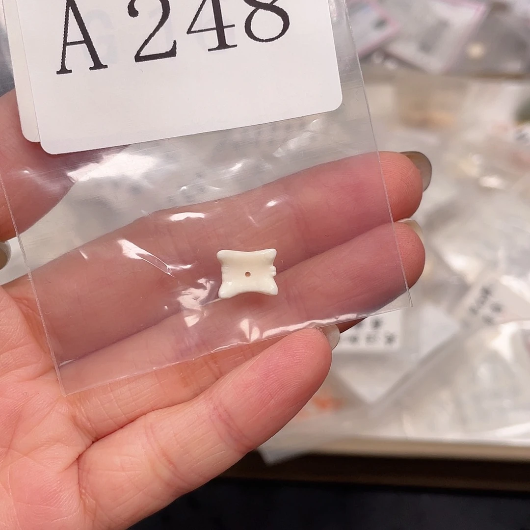 和田玉珠宝半成品未镶嵌壬*。A248
