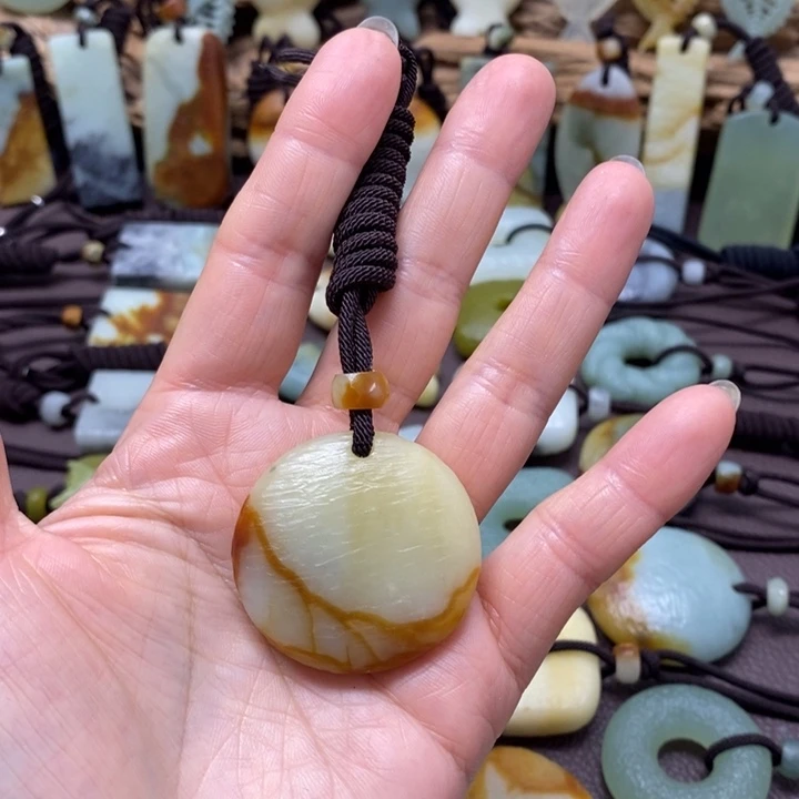 蛇纹石玉未镶嵌颈饰