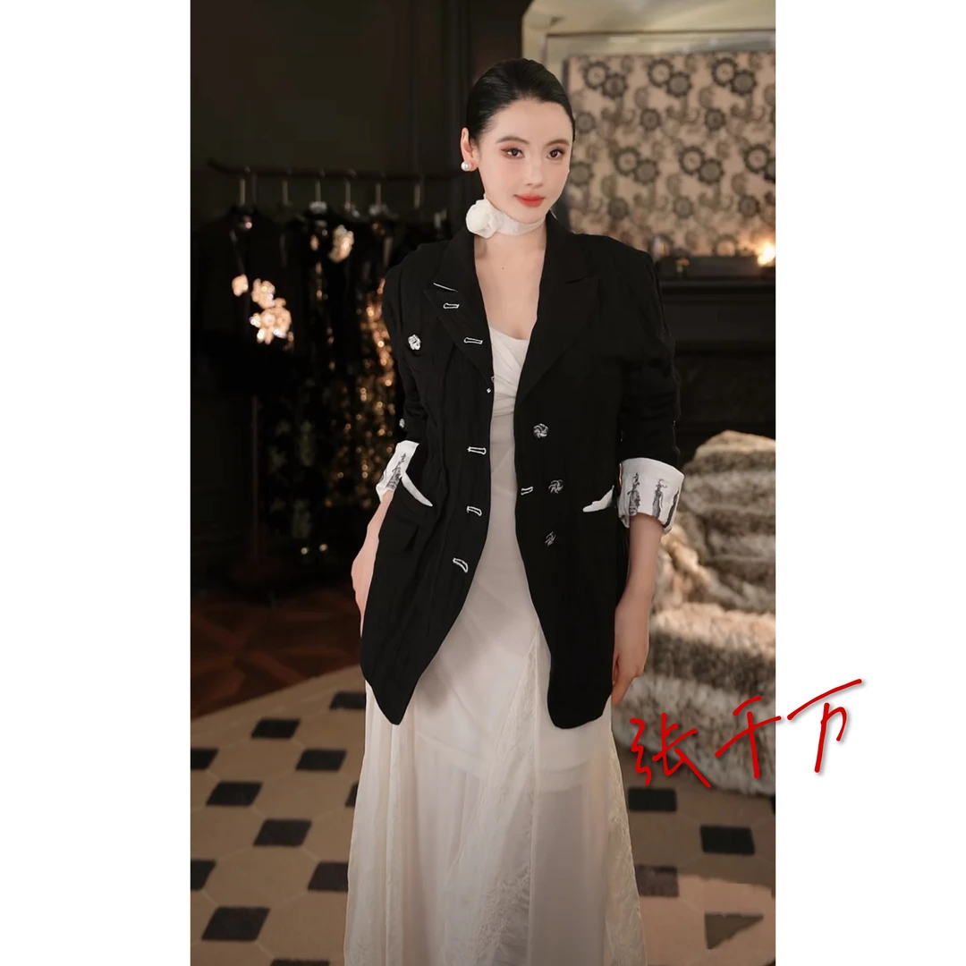 「小王子」TAM TUAS 金属丝印花立领可塑胸花宫廷西服