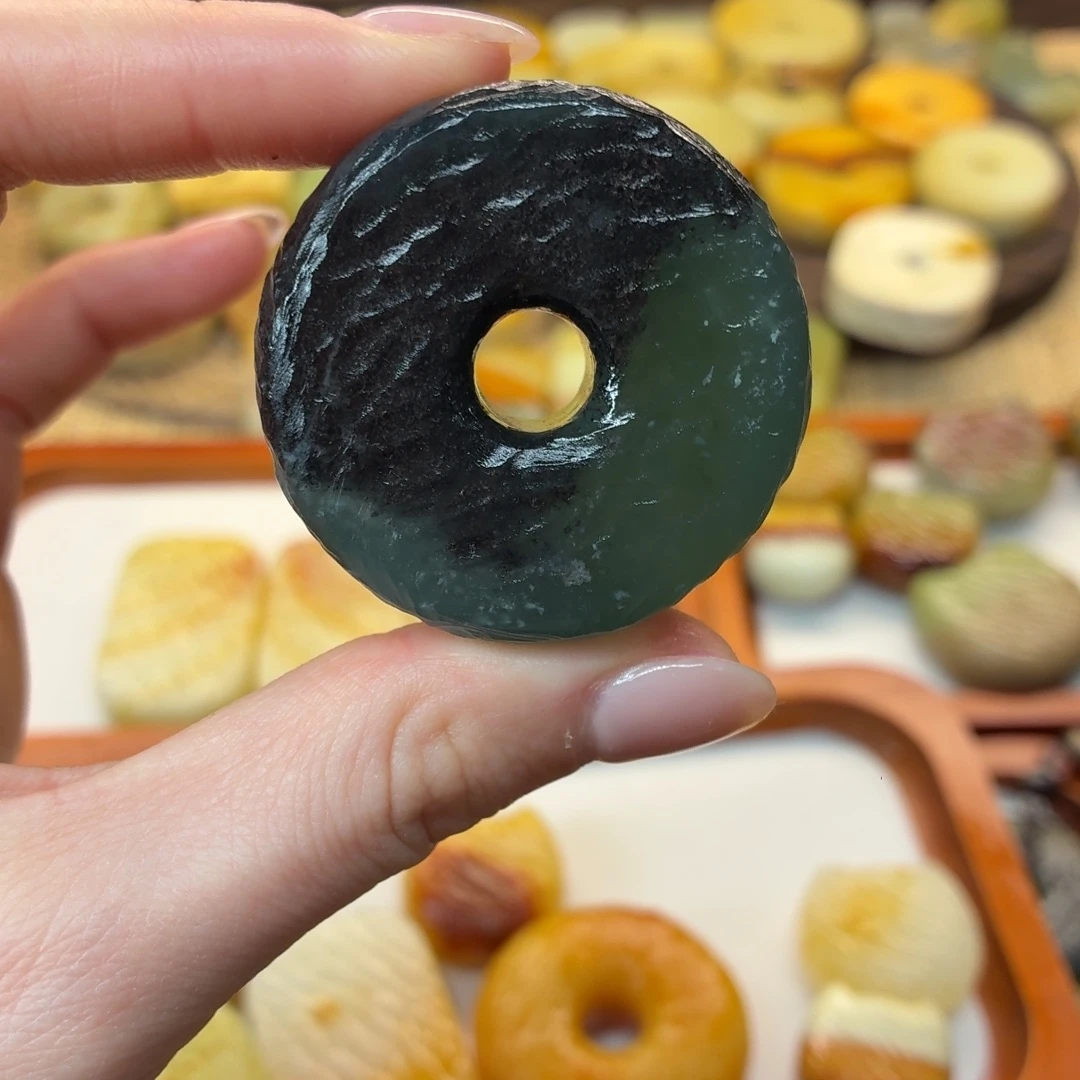 D***.蛇纹石玉未镶嵌颈饰