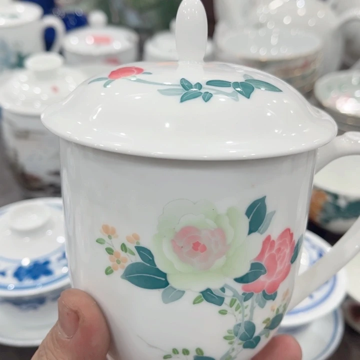 壶凭**风釉下五彩的瓷器在瓷器