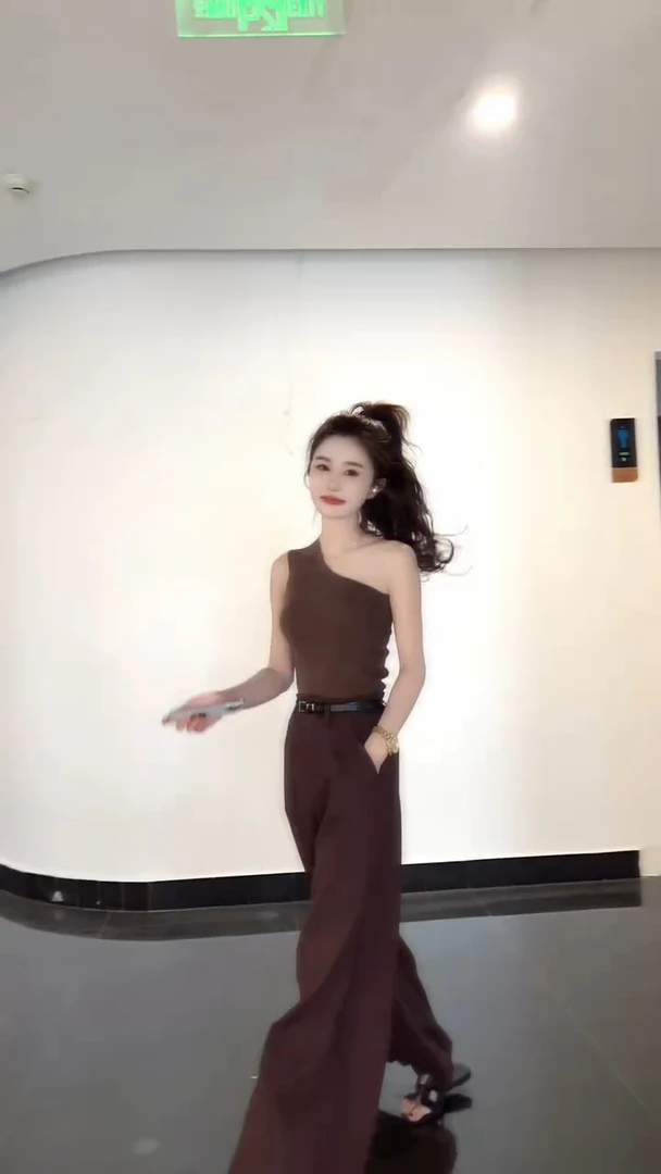 2025夏季时尚气质设计感辣妹斜肩无袖背心上衣女高腰阔腿休闲裤