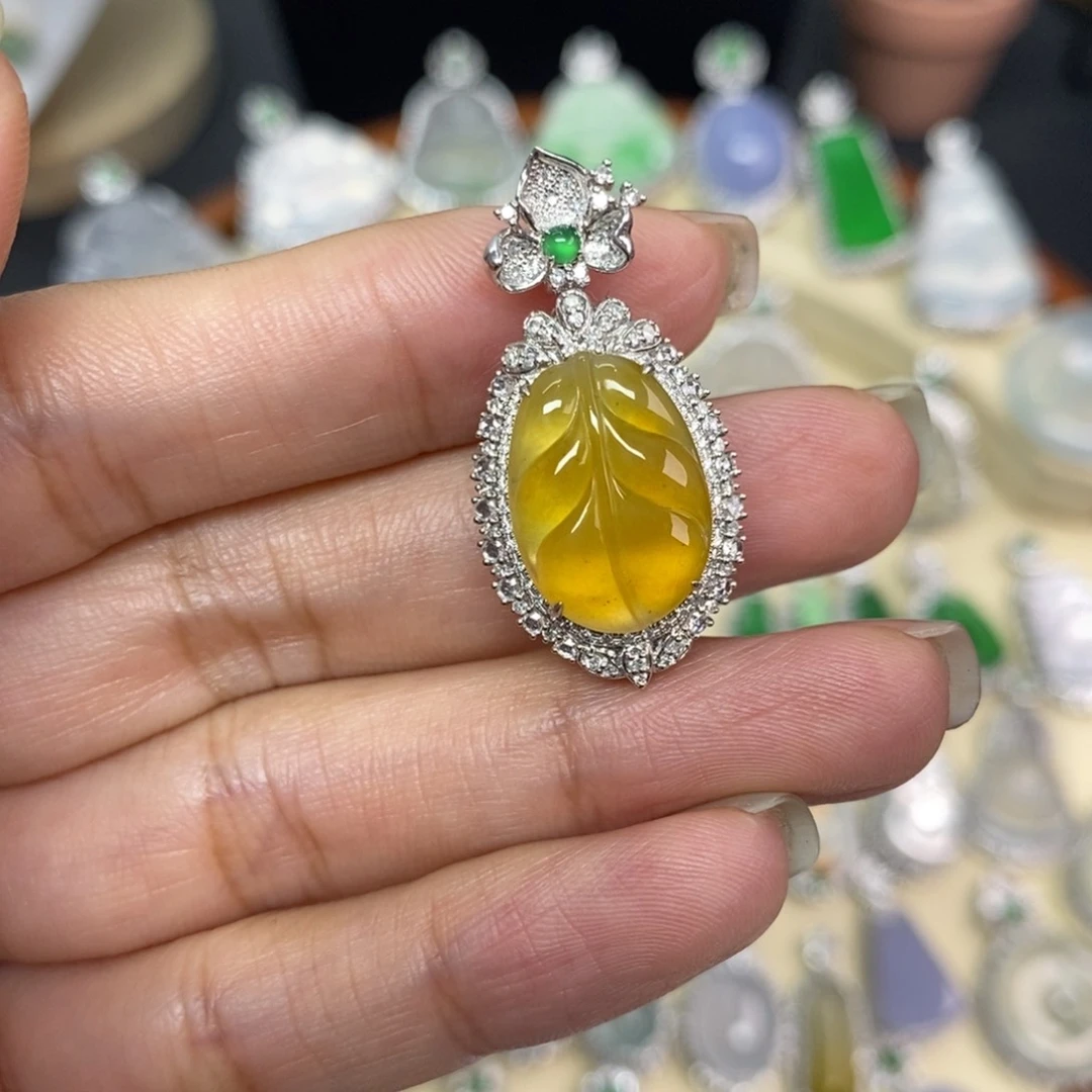 翡翠颈饰18K金镶嵌A货翡翠