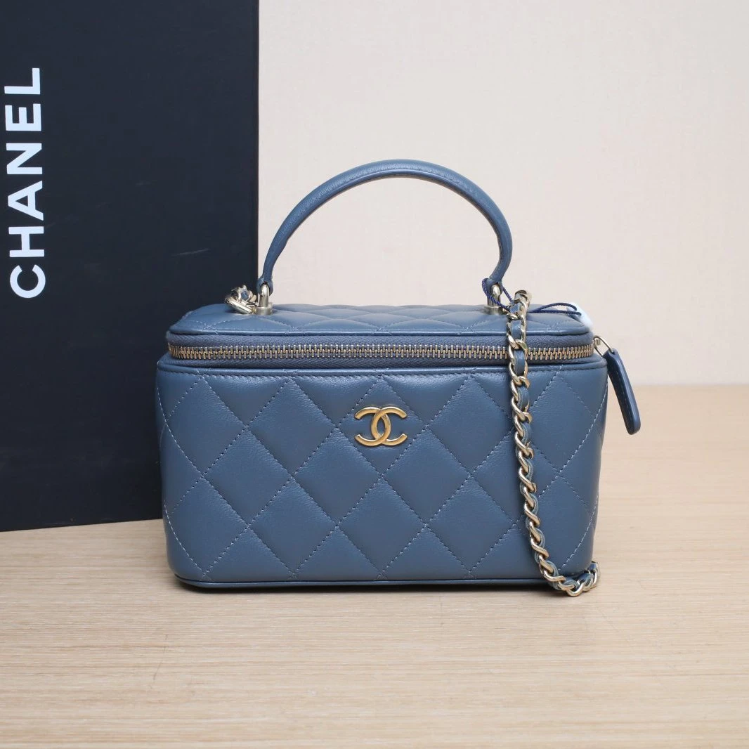 99新 Chanel/香奈儿 攀攀- 化妆包 带镜子 蓝 皮革 镭射标 浅金扣