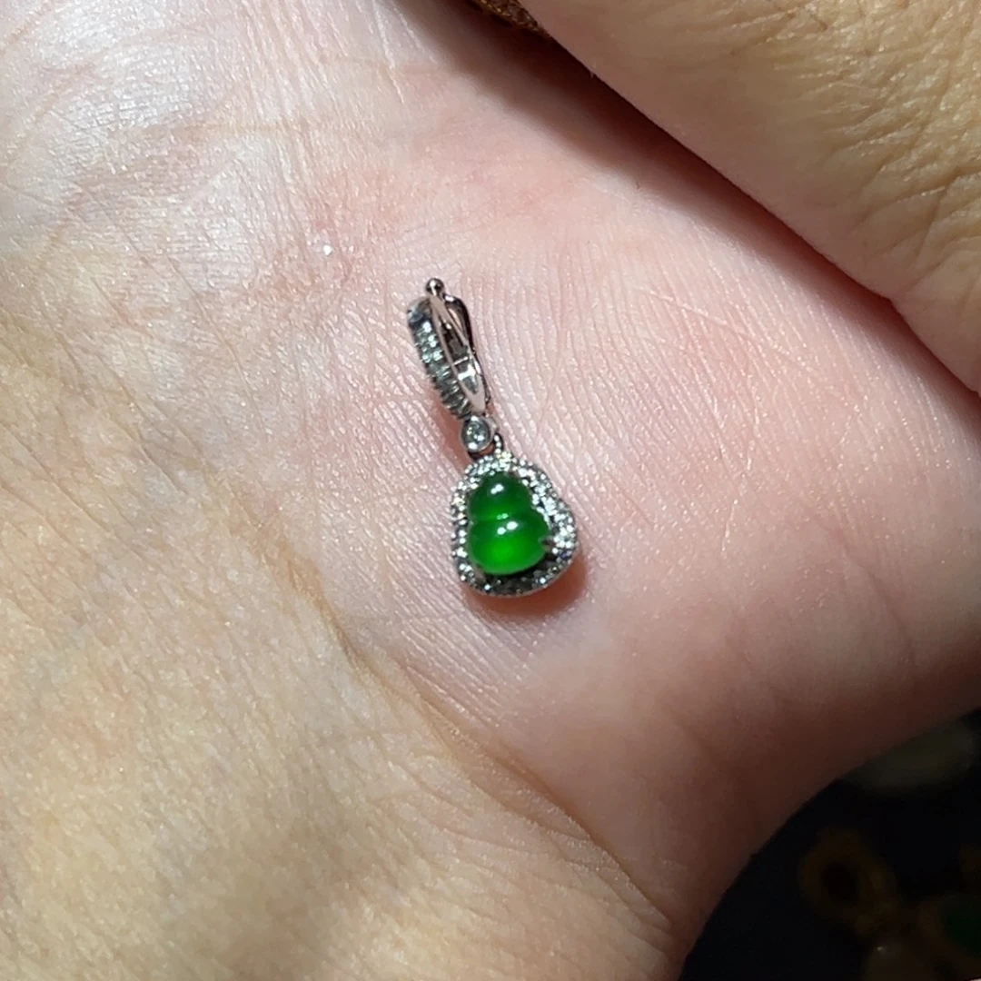 我***雪翡翠18K金镶嵌颈饰