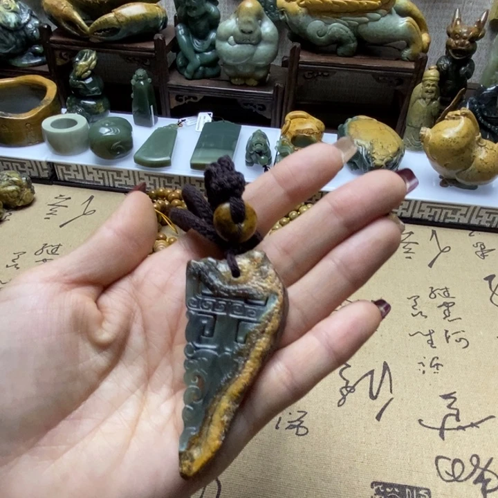 岫岩河磨玉（透闪石质玉）挂件未镶嵌不*人
