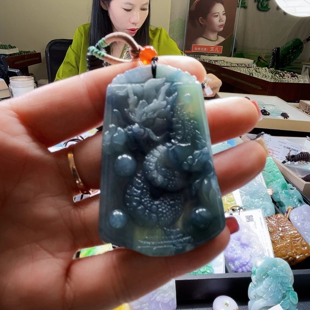 翡翠未镶嵌颈饰一个