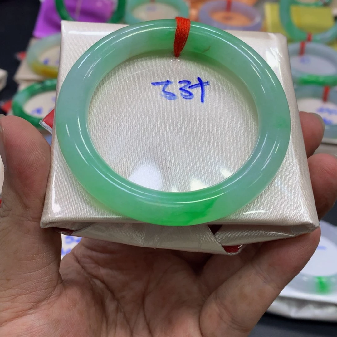 淡***白翡翠手镯未镶嵌翡翠