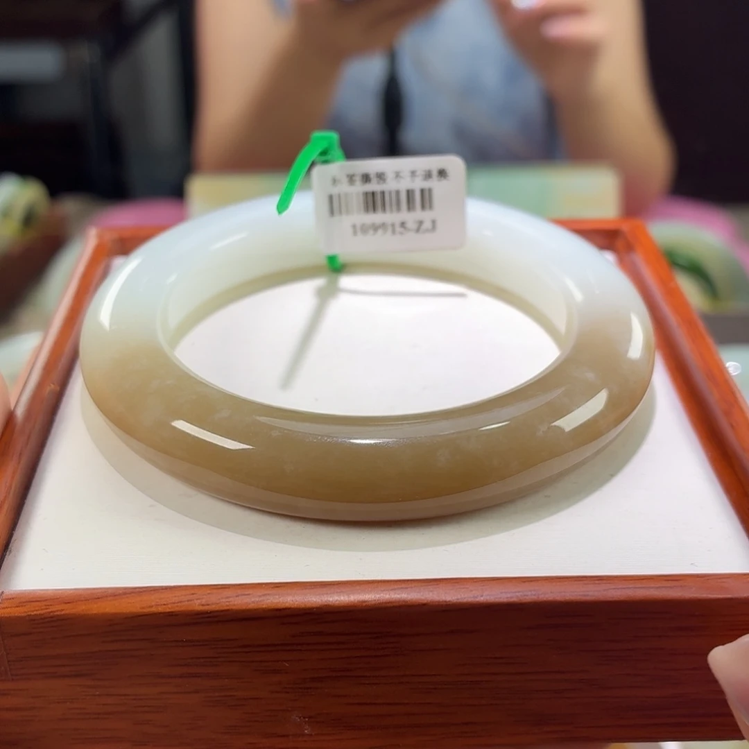 和田玉手镯未镶嵌10。 57/58