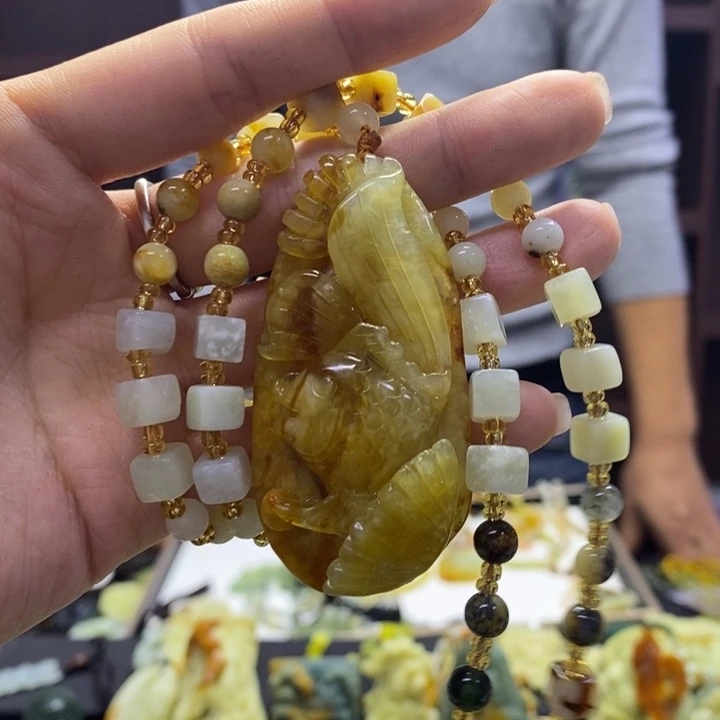 蛇纹石玉未镶嵌颈饰