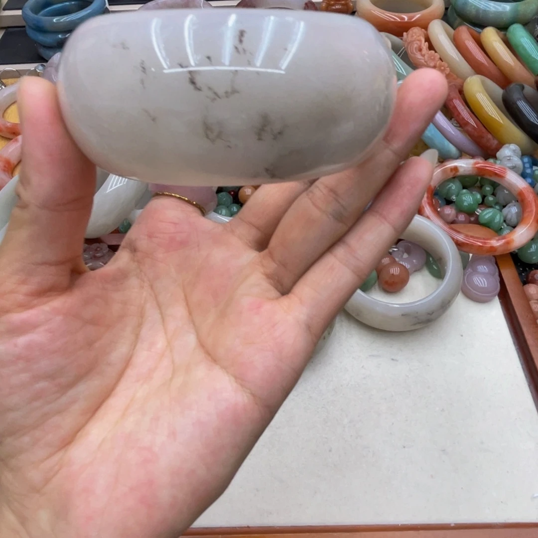 未镶嵌圈口齐全石英质玉