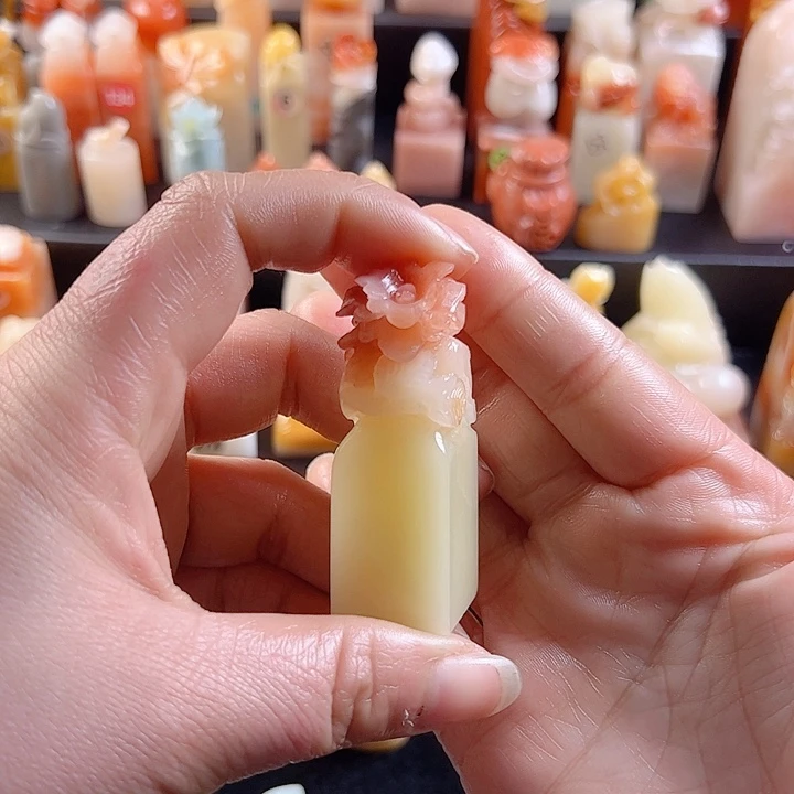 寿山石印石云**心2厘米，梅花