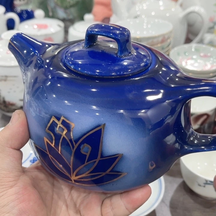 壶釉下五彩如画的青花