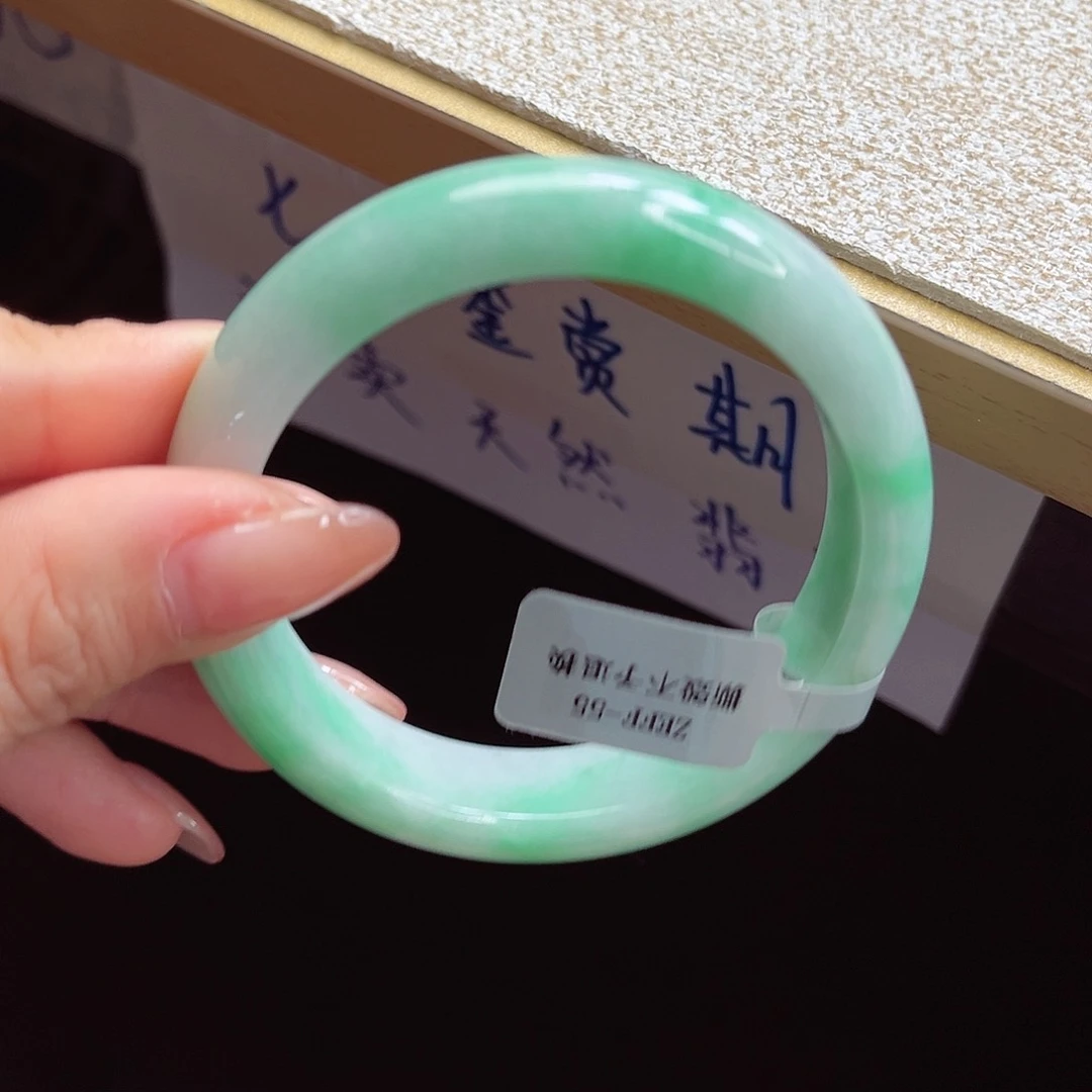 翡翠手镯未镶嵌手镯