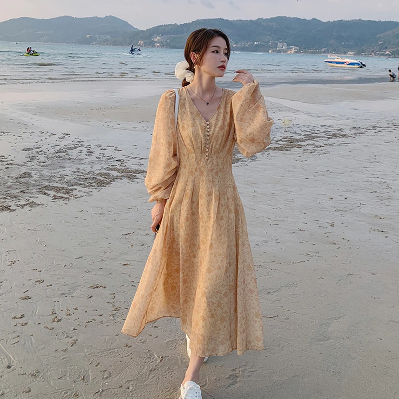 法式茶歇黄色碎花V领连衣裙女春夏新款海边度假气质显瘦长裙