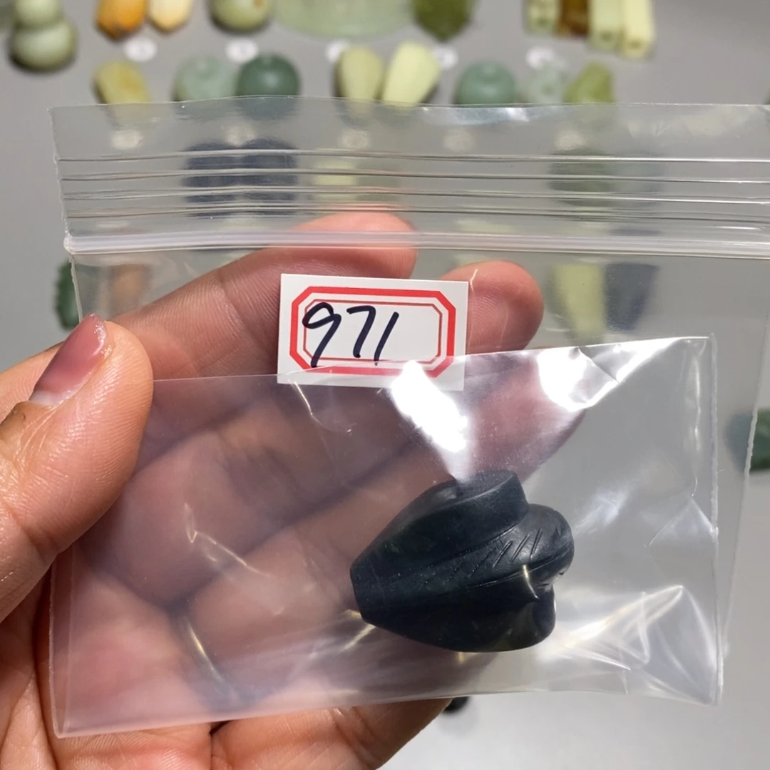 蛇纹石玉颈饰未镶嵌龍*