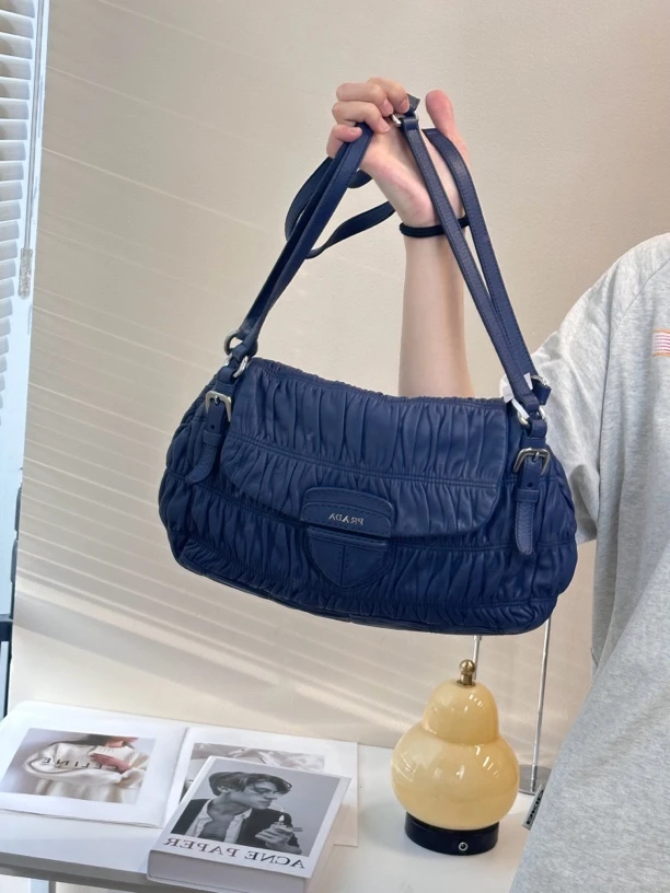 95新 Prada/普拉达 95新藏蓝色褶皱单肩包经典款式