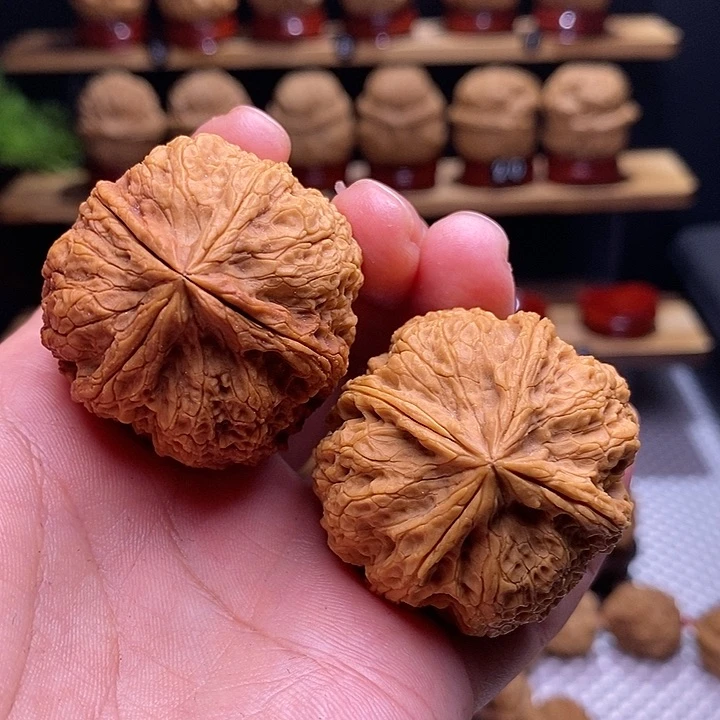 文玩核桃把件铁狮子四棱52