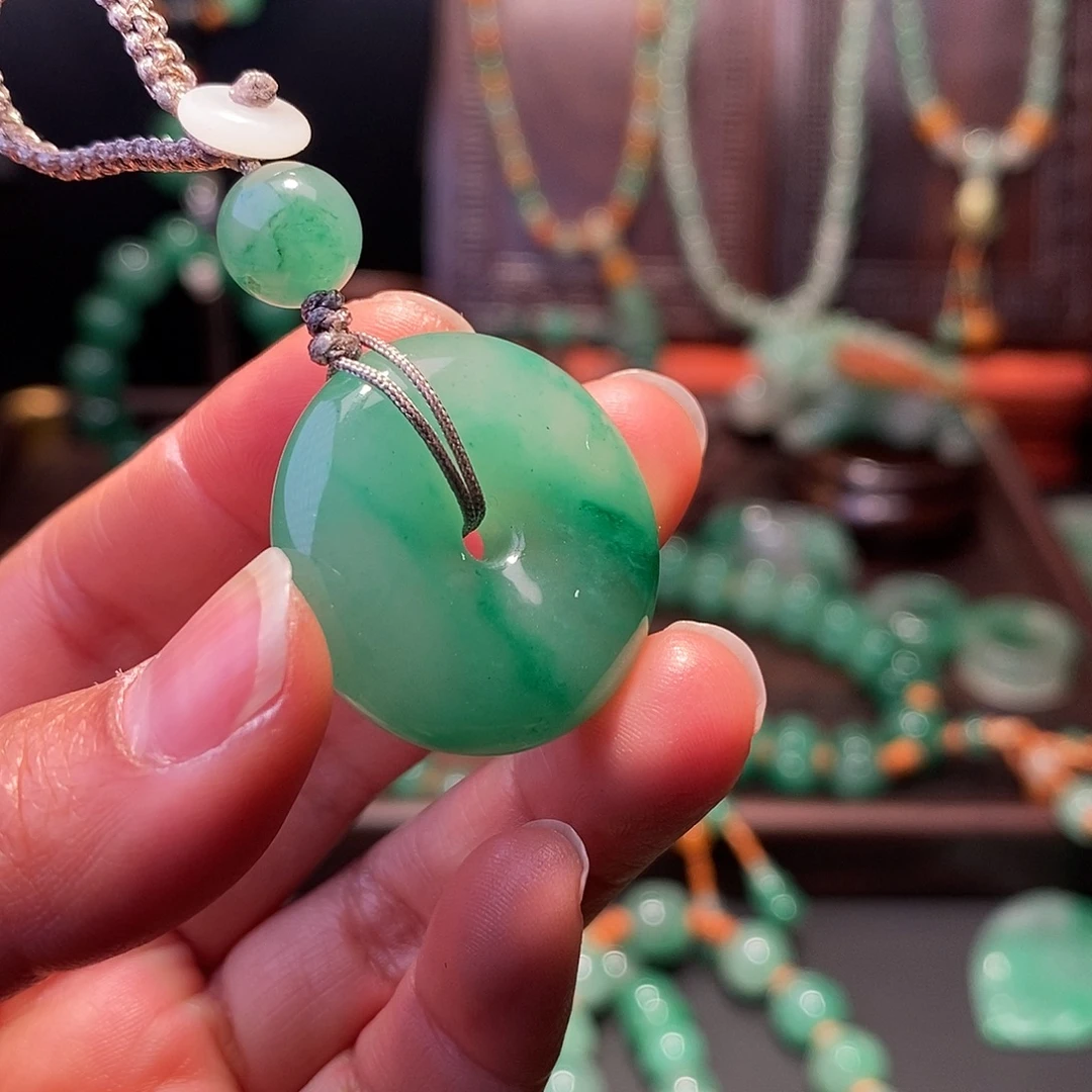 石英质玉（非洲翠）未镶嵌串