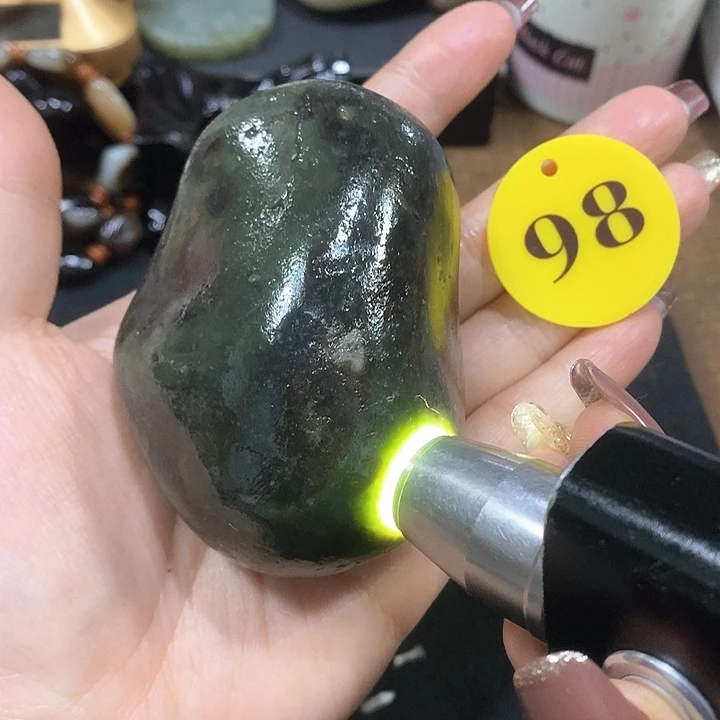 未镶嵌和田玉（糖玉）挂件