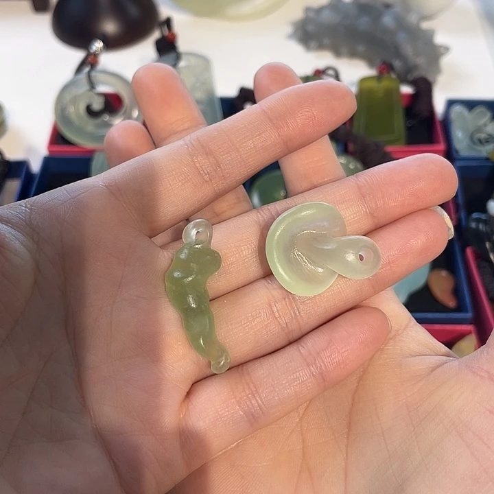 用***3蛇纹石玉未镶嵌颈饰