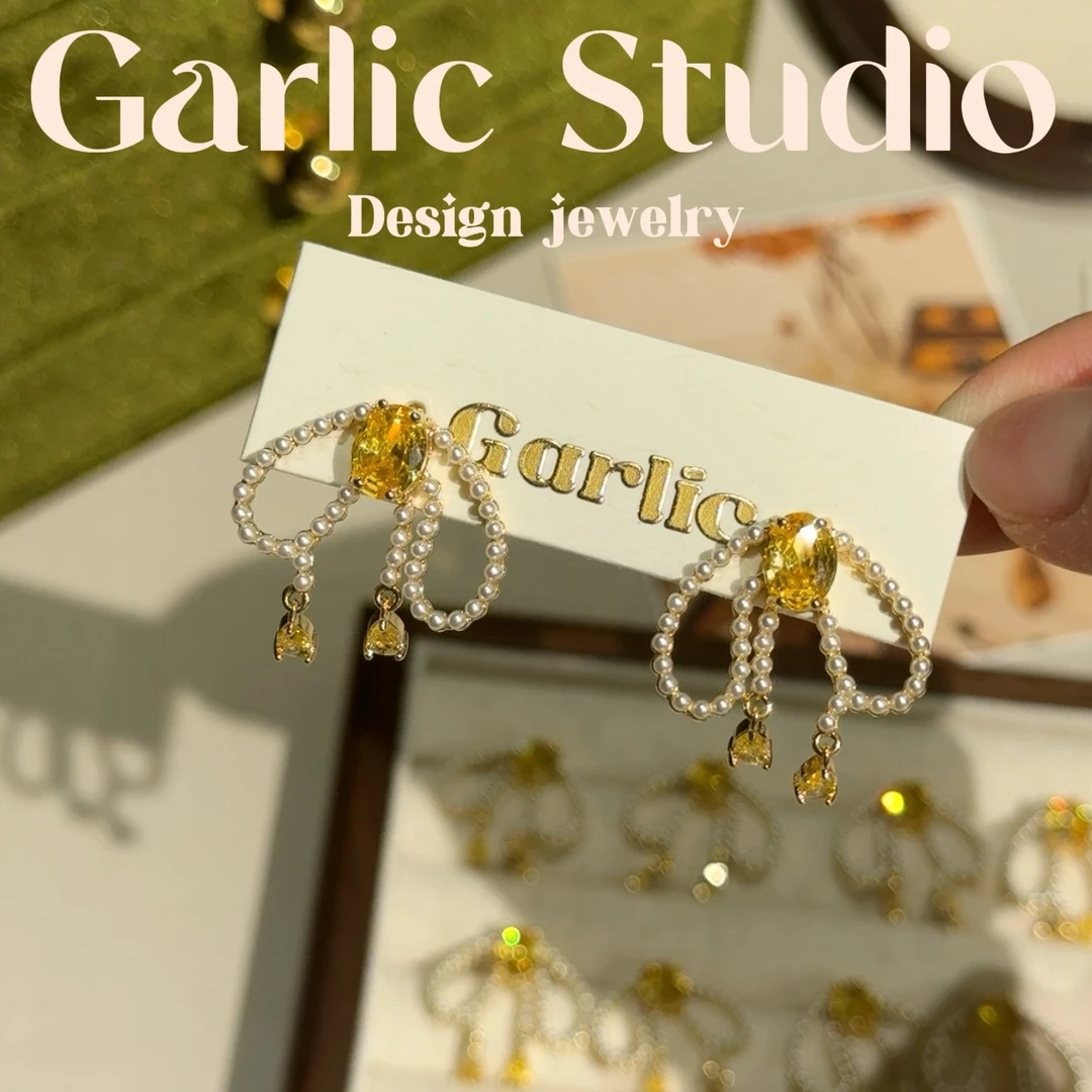 铜合金仿珍珠耳饰 <Garlic Studio> 塞纳黄昏-日落黄钻蝴蝶结耳钉