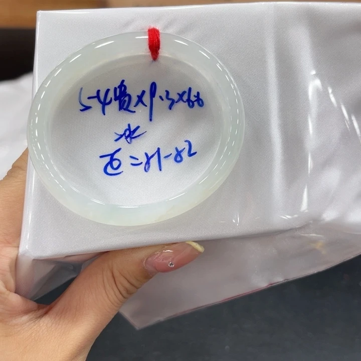 翡翠手镯未镶嵌翡翠