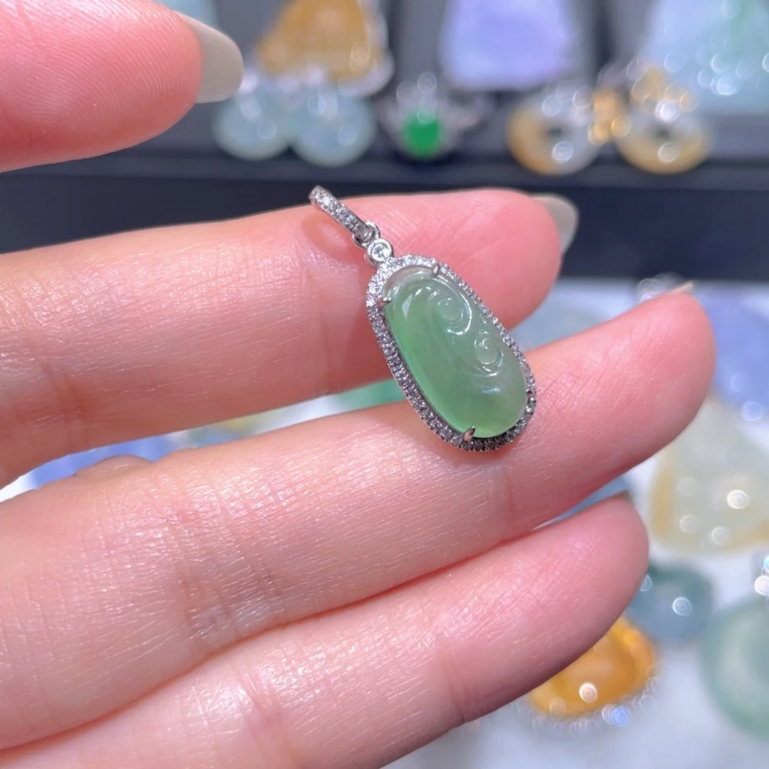 颈饰18K金镶嵌翡翠翡翠