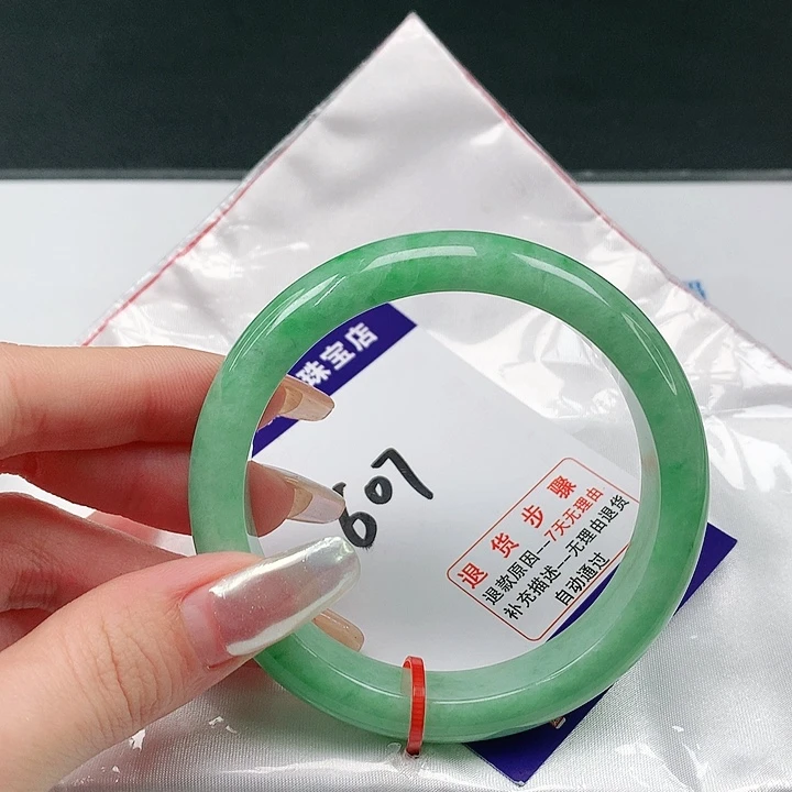 翡翠手镯未镶嵌翡翠手镯