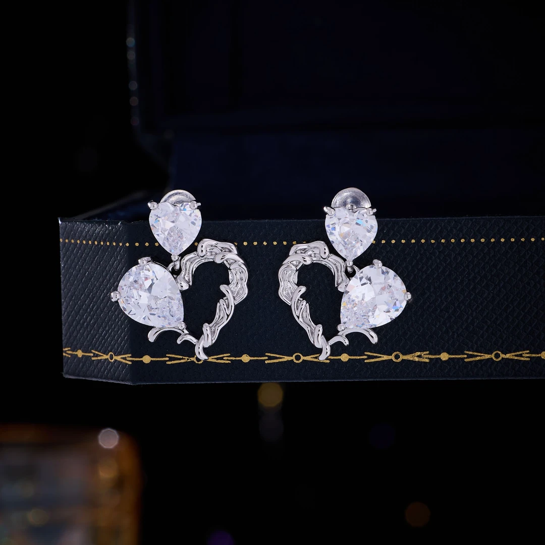 铜合金锆石耳饰 2025新款精致甜美爱心耳钉时尚百搭小众设计简约