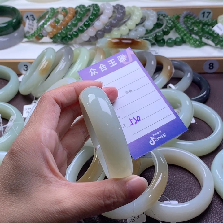 和田玉未镶嵌手镯