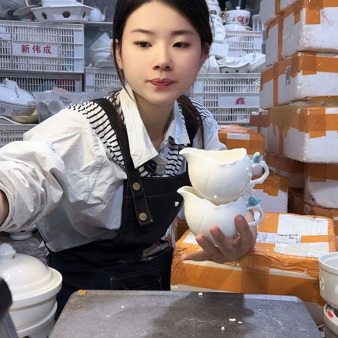 盘微瑕产品………四个篮色奶壶