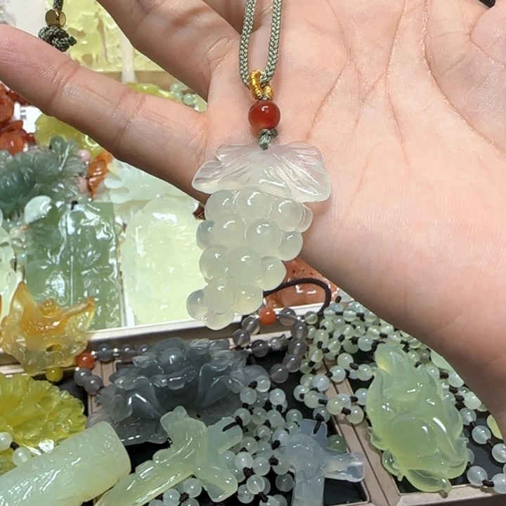未镶嵌蛇纹石玉吊坠