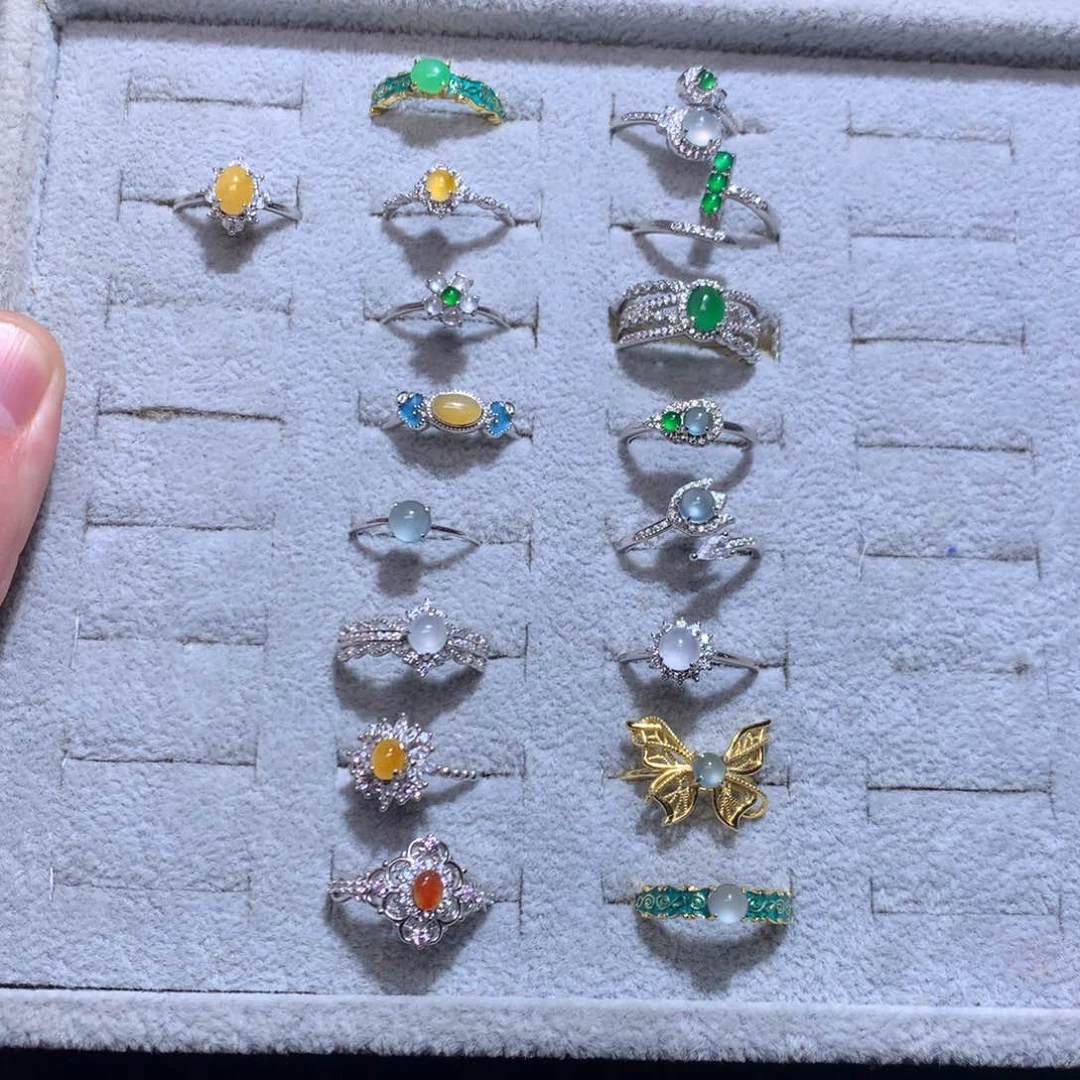 翡翠颈饰银S925镶嵌是***姐天然翡翠戒指