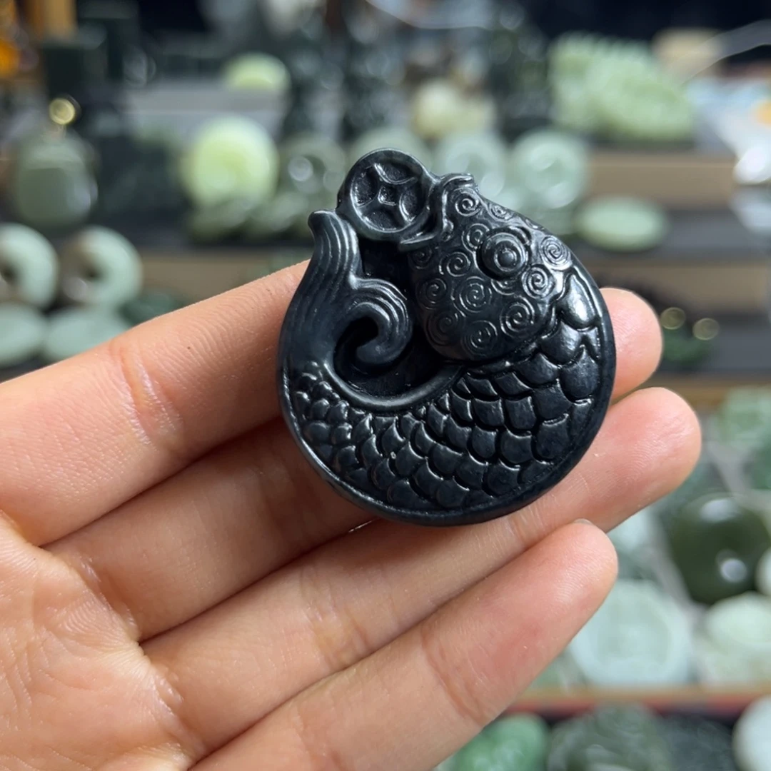 朵***姐和田玉未镶嵌颈饰