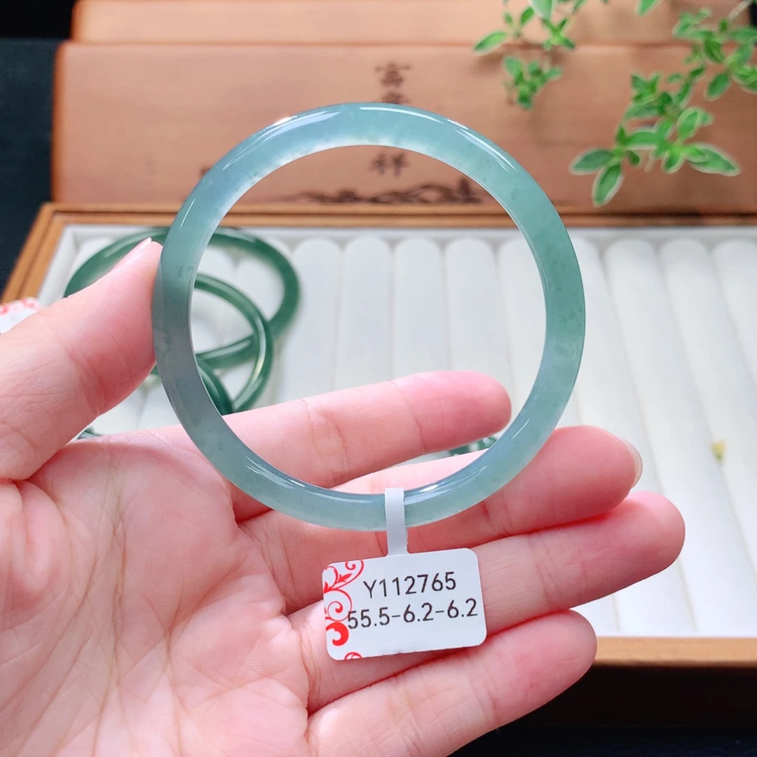 未镶嵌手镯（圆镯）翡翠