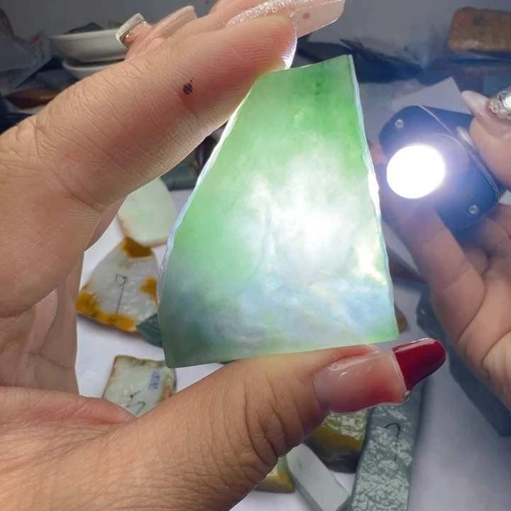 翡翠挂件未镶嵌翡翠