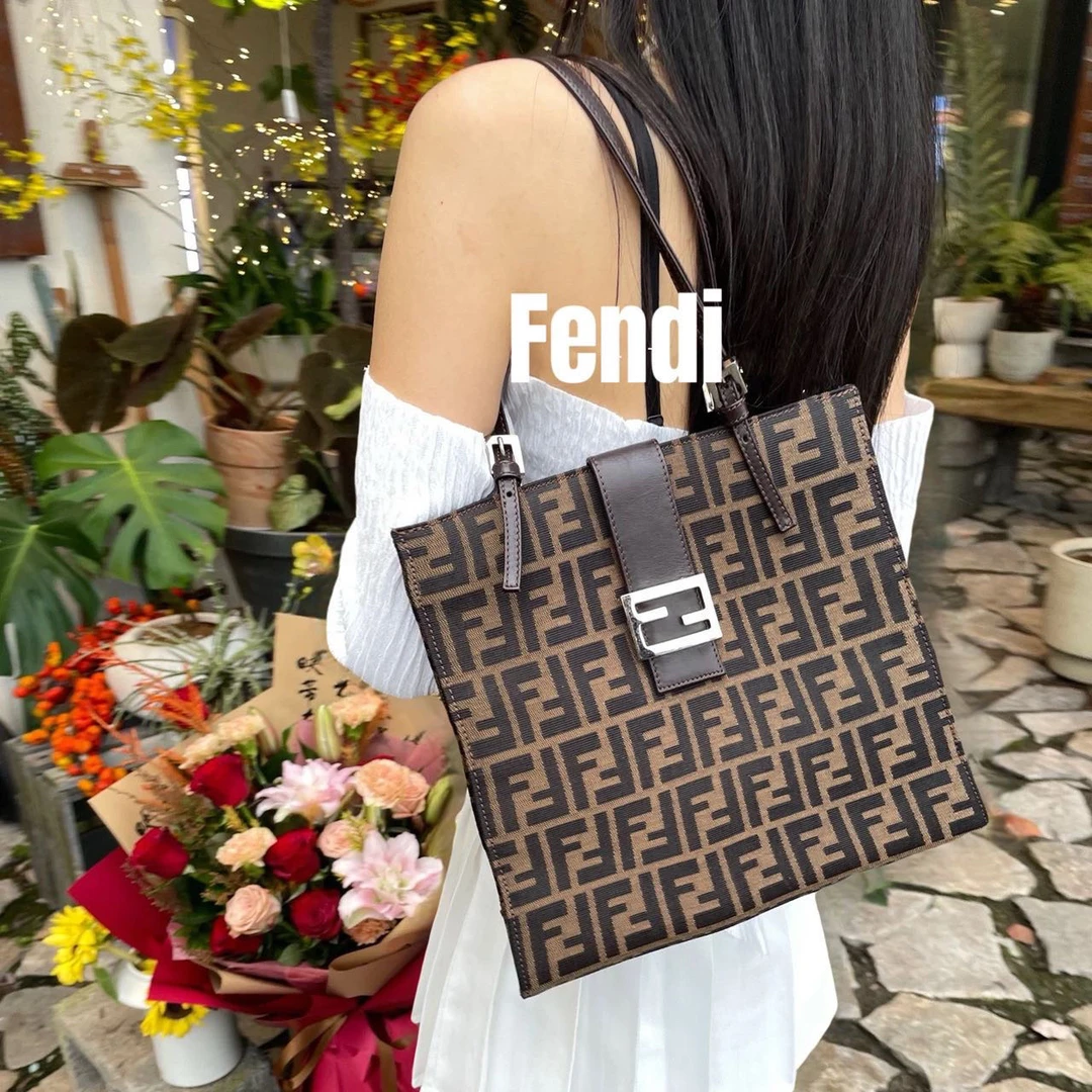 修复品8615040/FENDI/芬迪老花银扣琴谱包