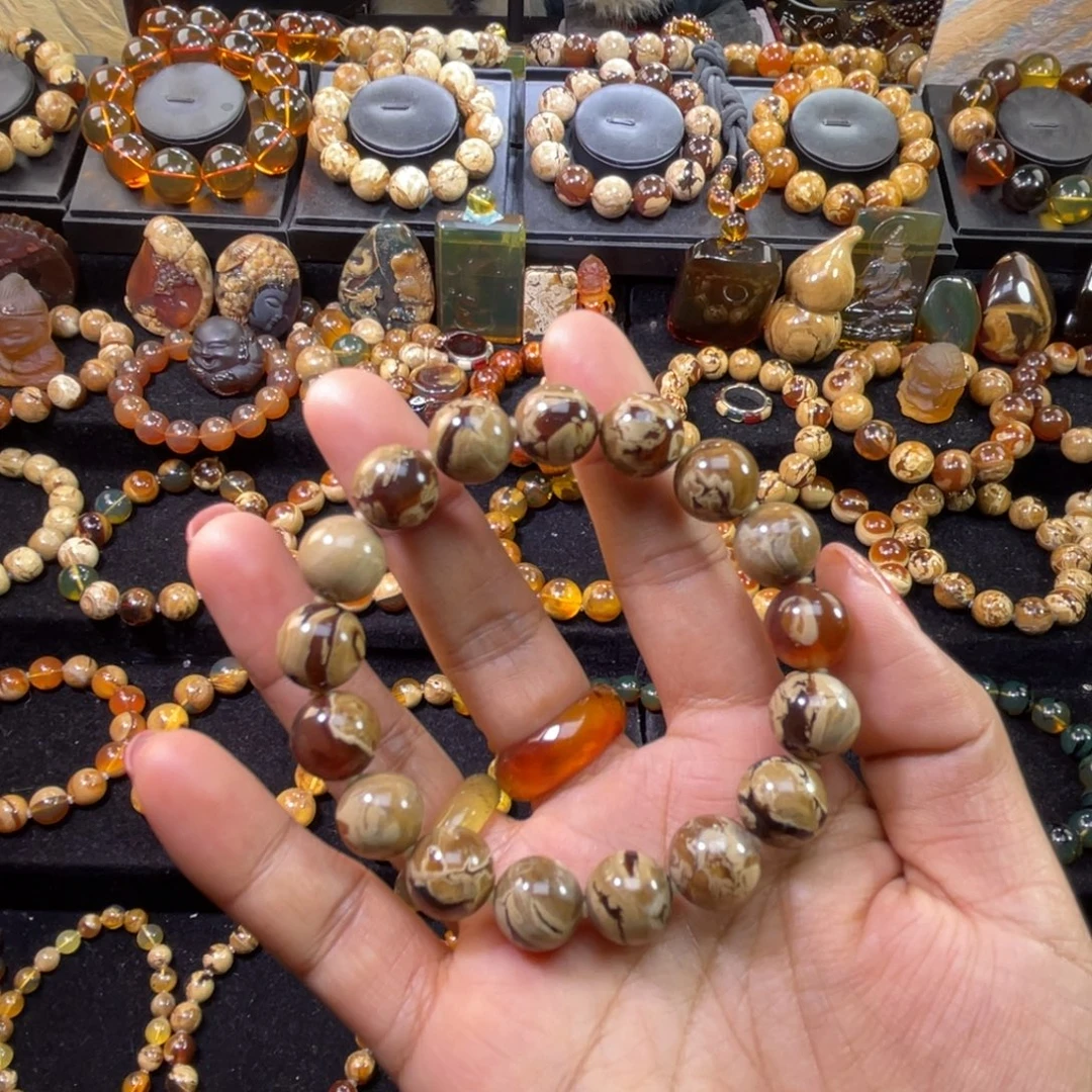 琥珀未镶嵌颈饰溶洞12