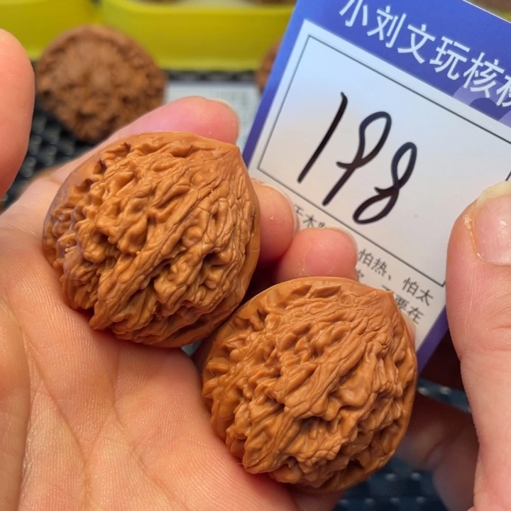 桃核把件36虎头198。。。。。