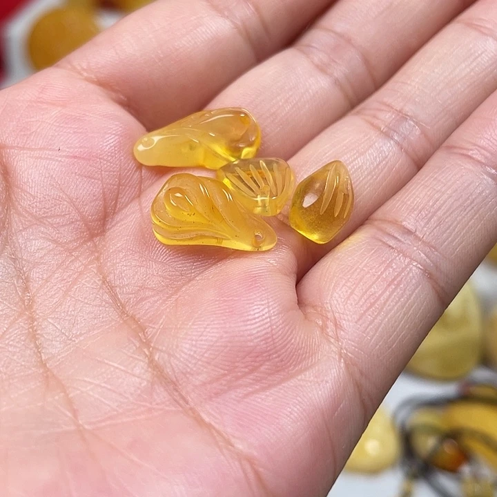未镶嵌琥珀裸石小雕刻件
