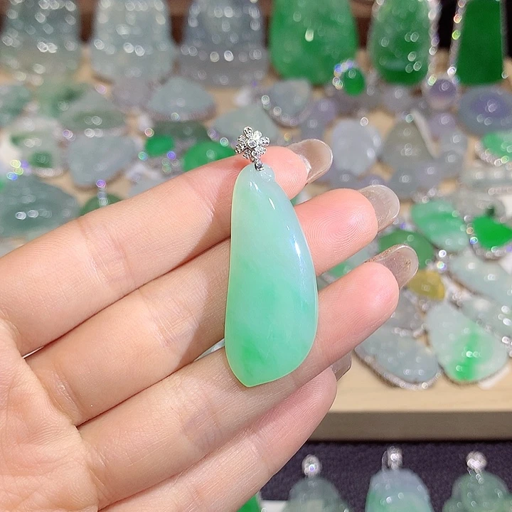 翡翠18K金镶嵌颈饰瓜