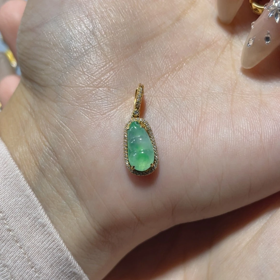 【闪购商品】颈饰18K金镶嵌翡翠酸**辣