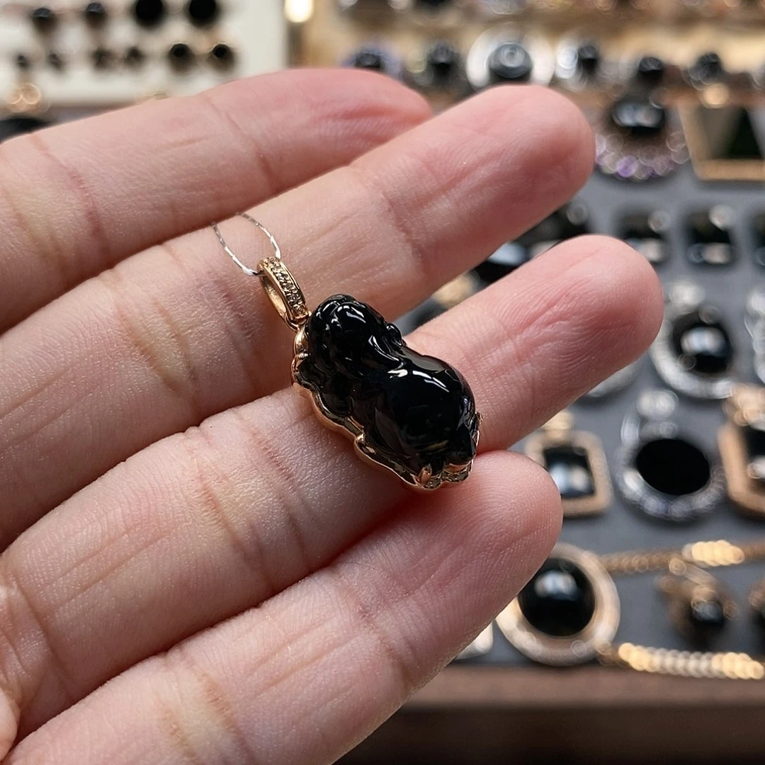 颈饰18K金镶嵌翡翠墨翠貔貅