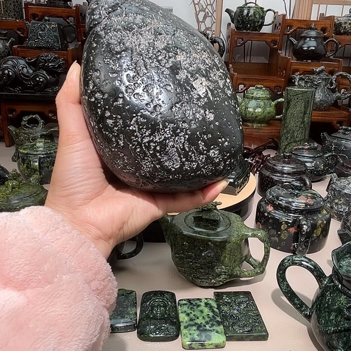 萧***宇蛇纹石玉未镶嵌藏玉药王石精美摆件