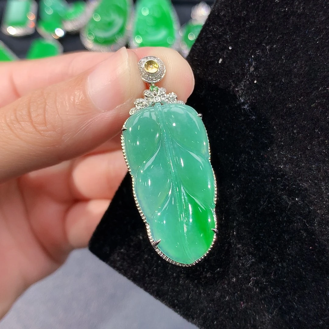 翡翠18K金镶嵌颈饰