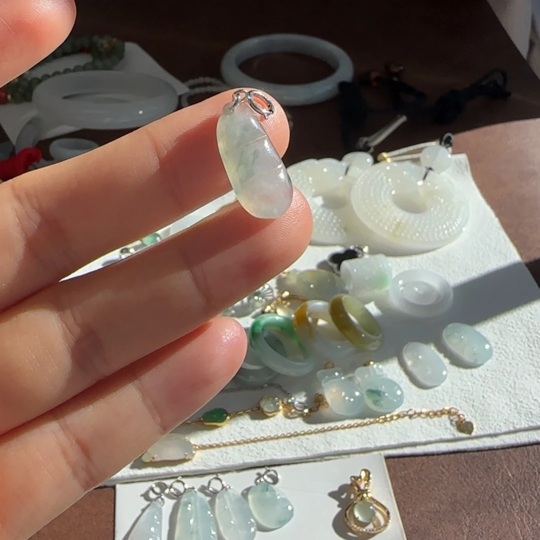 翡翠18K金镶嵌颈饰飘花豆子